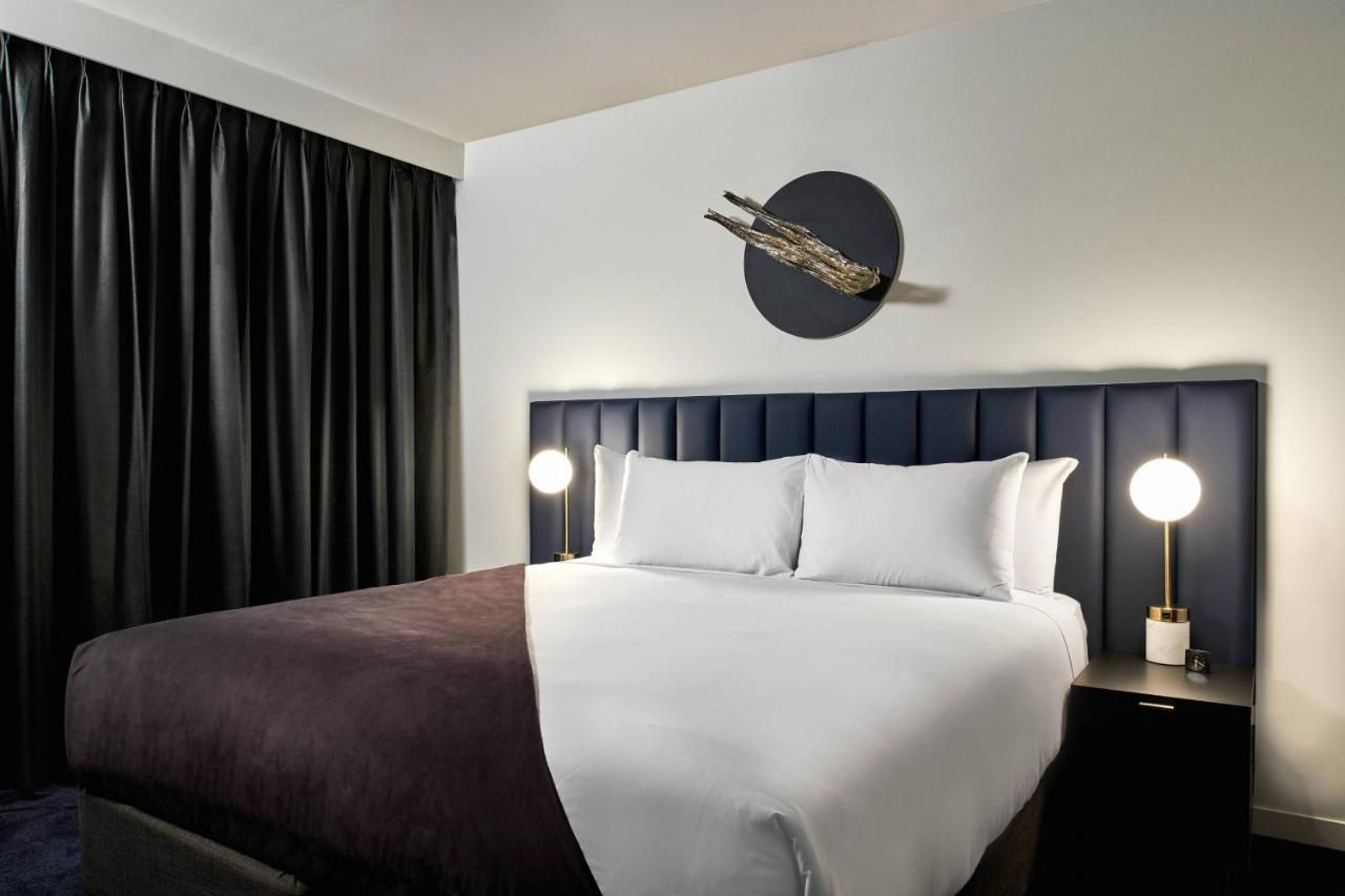 傲途格精选午夜酒店 堪培拉 外观 照片 A bedroom at the hotel
