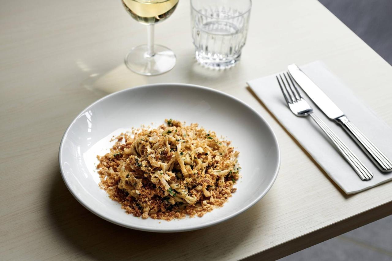 傲途格精选午夜酒店 堪培拉 外观 照片 A plate of pasta