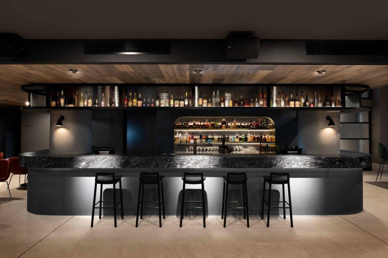 傲途格精选午夜酒店 堪培拉 外观 照片 The bar at the restaurant