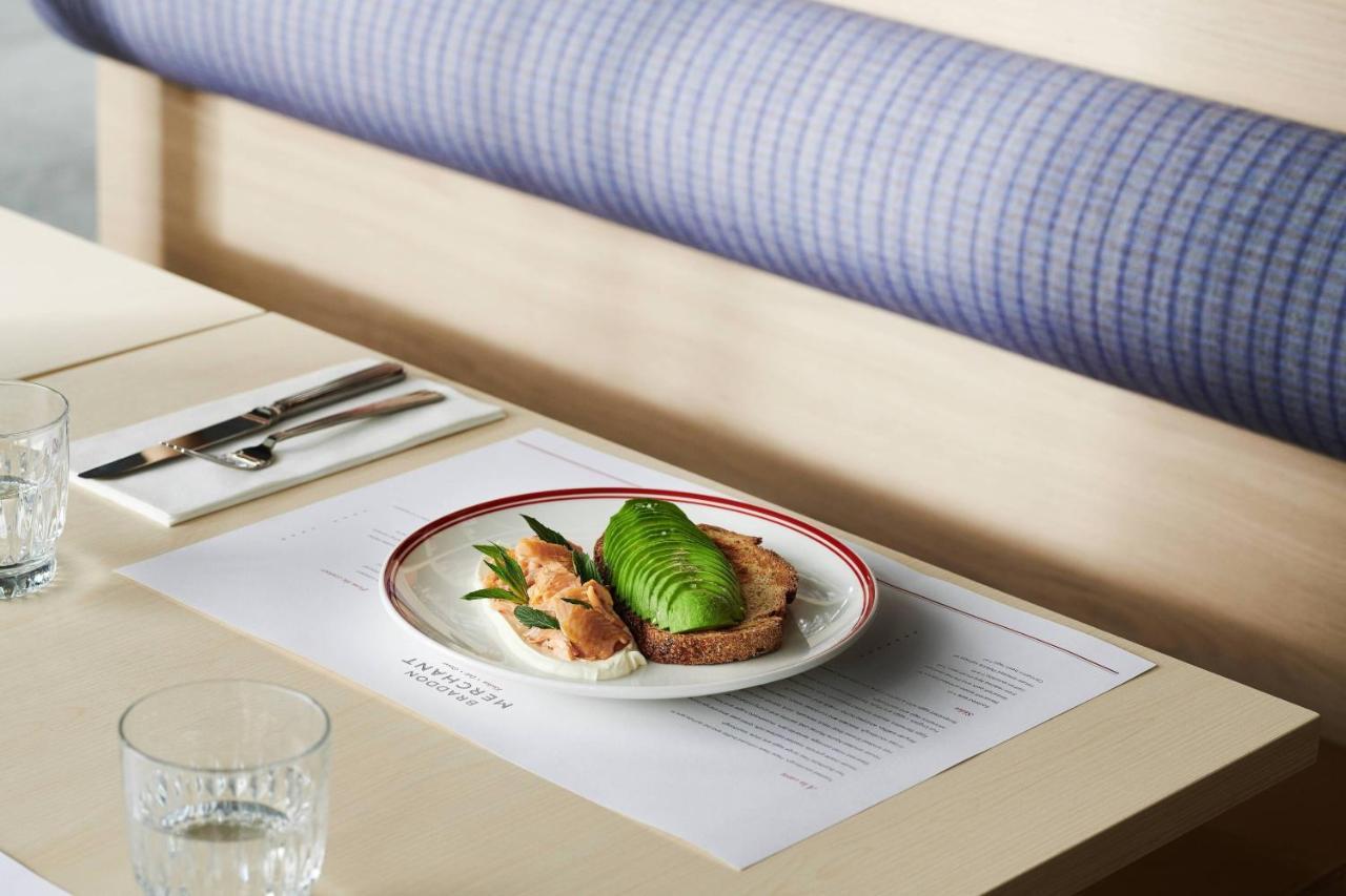 傲途格精选午夜酒店 堪培拉 外观 照片 Avocado on toast at The Garrison, 2016