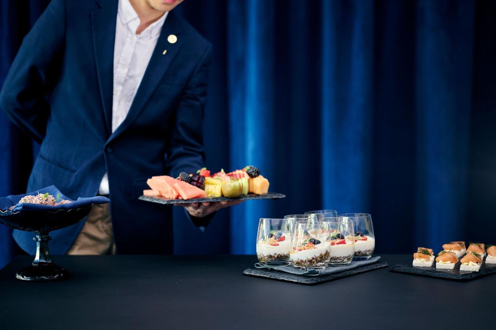 傲途格精选午夜酒店 堪培拉 外观 照片 A butler serving food