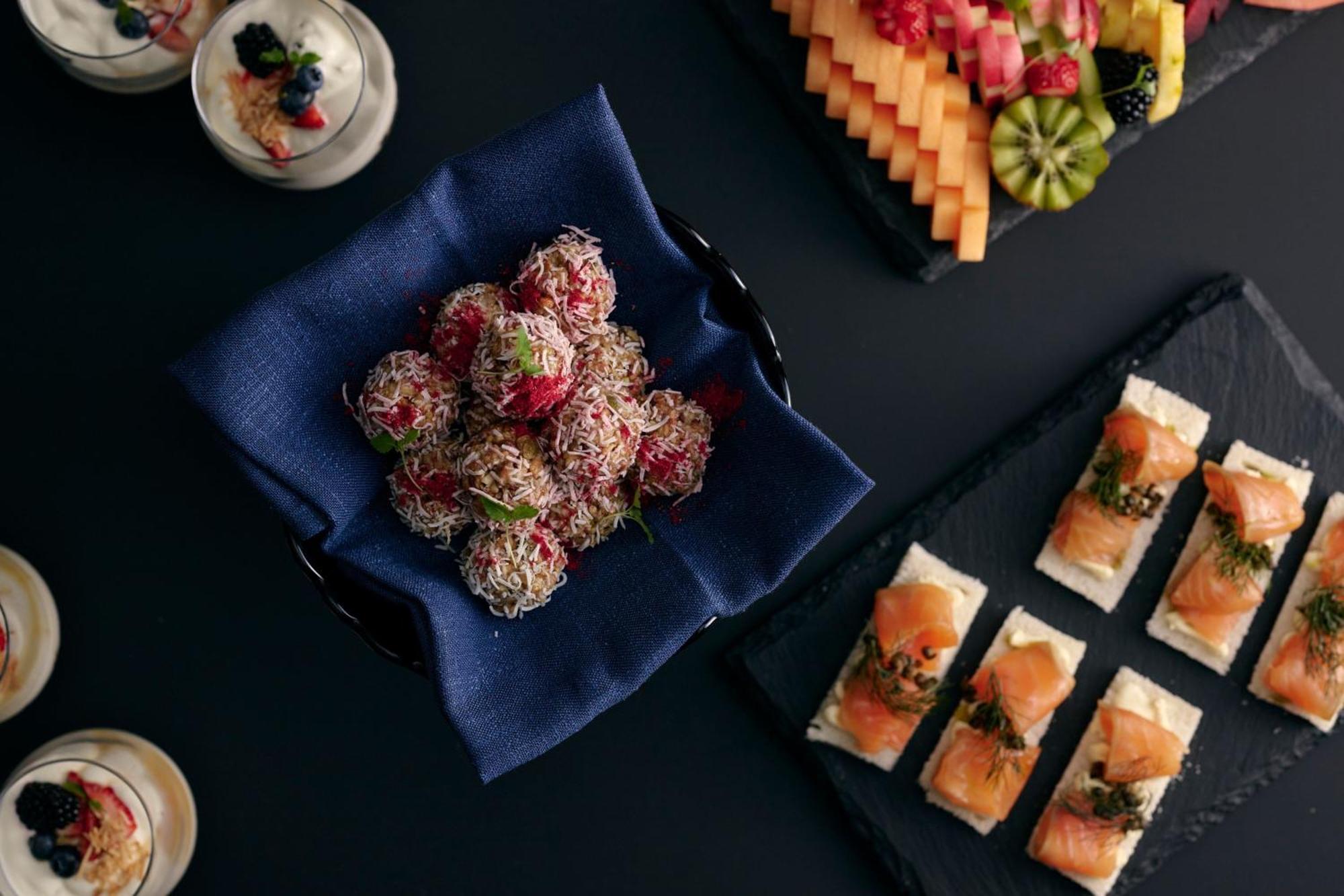 傲途格精选午夜酒店 堪培拉 外观 照片 A selection of canapés