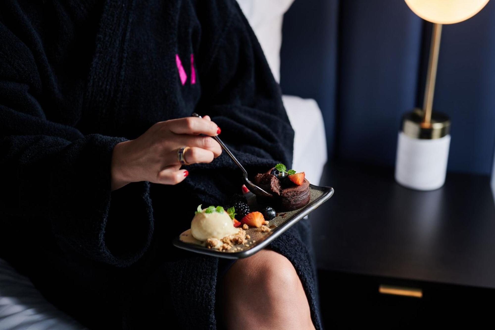 傲途格精选午夜酒店 堪培拉 外观 照片 A woman wearing a bathrobe
