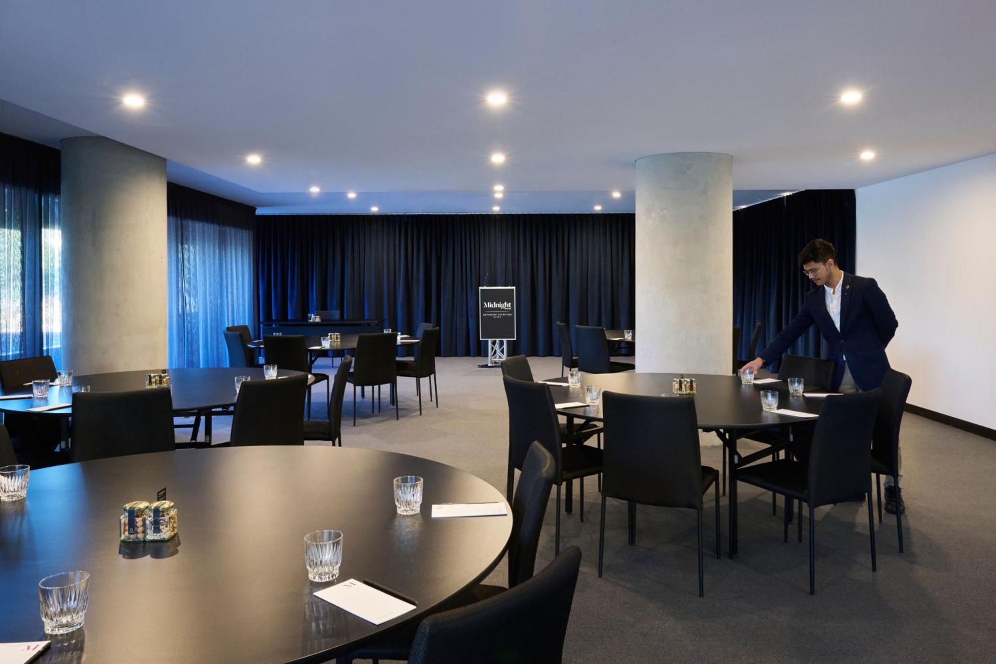 傲途格精选午夜酒店 堪培拉 外观 照片 Meeting room at the Hotel