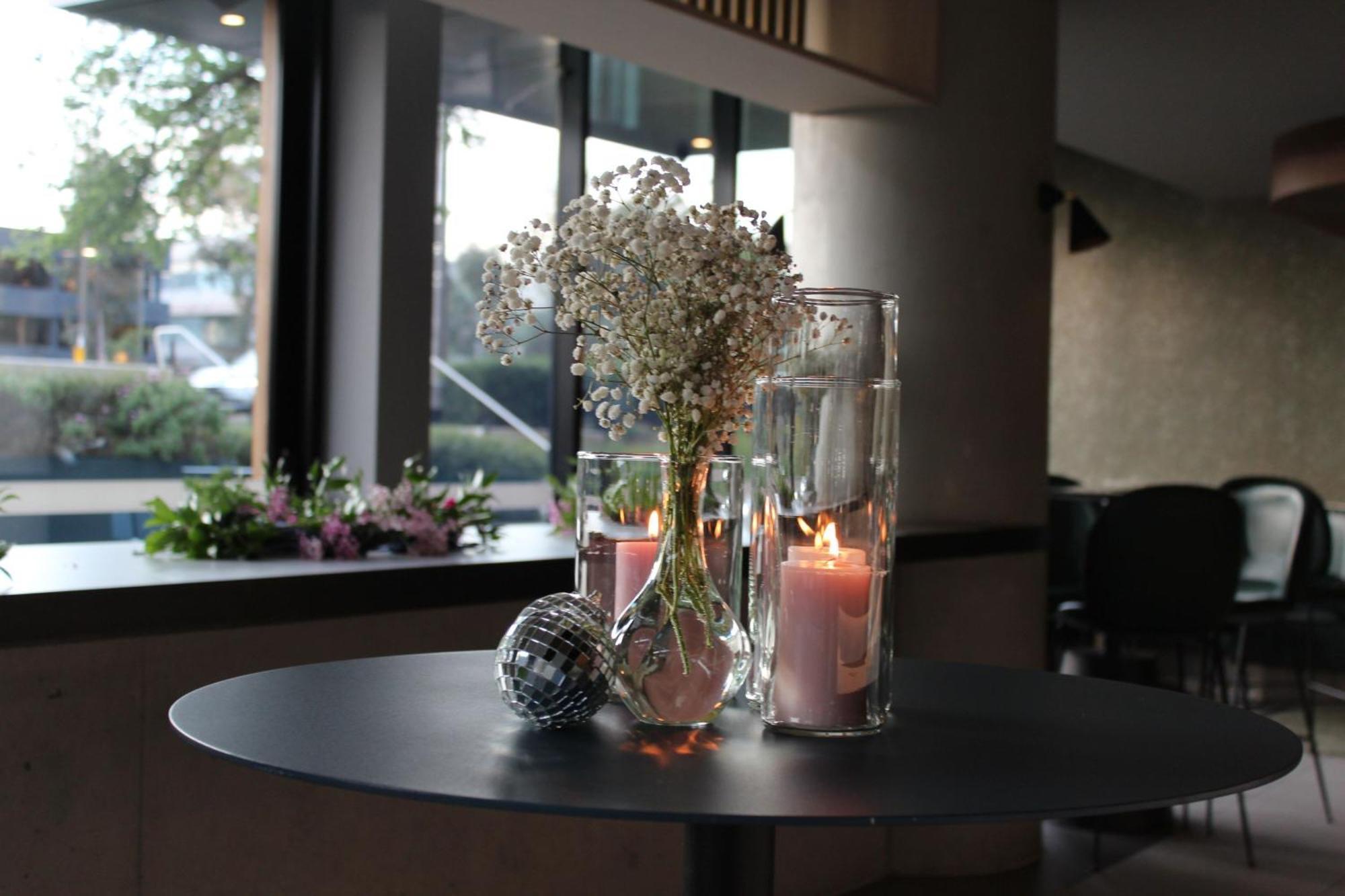 傲途格精选午夜酒店 堪培拉 外观 照片 A table with a centerpiece