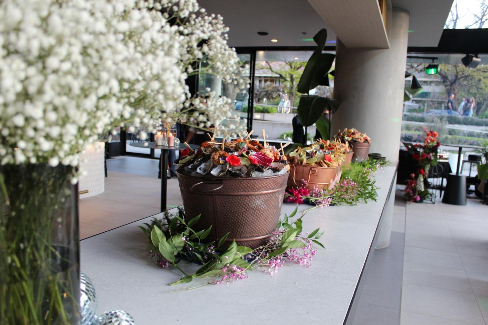 傲途格精选午夜酒店 堪培拉 外观 照片 Flower arrangement at the entrance of the hotel