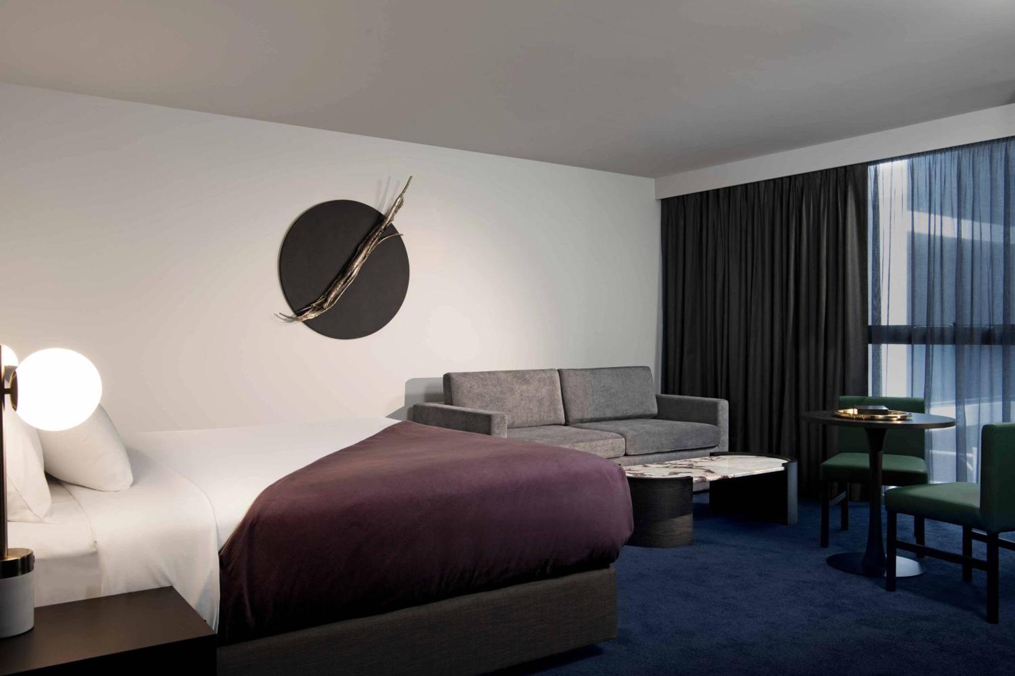 傲途格精选午夜酒店 堪培拉 外观 照片 A room at the hotel