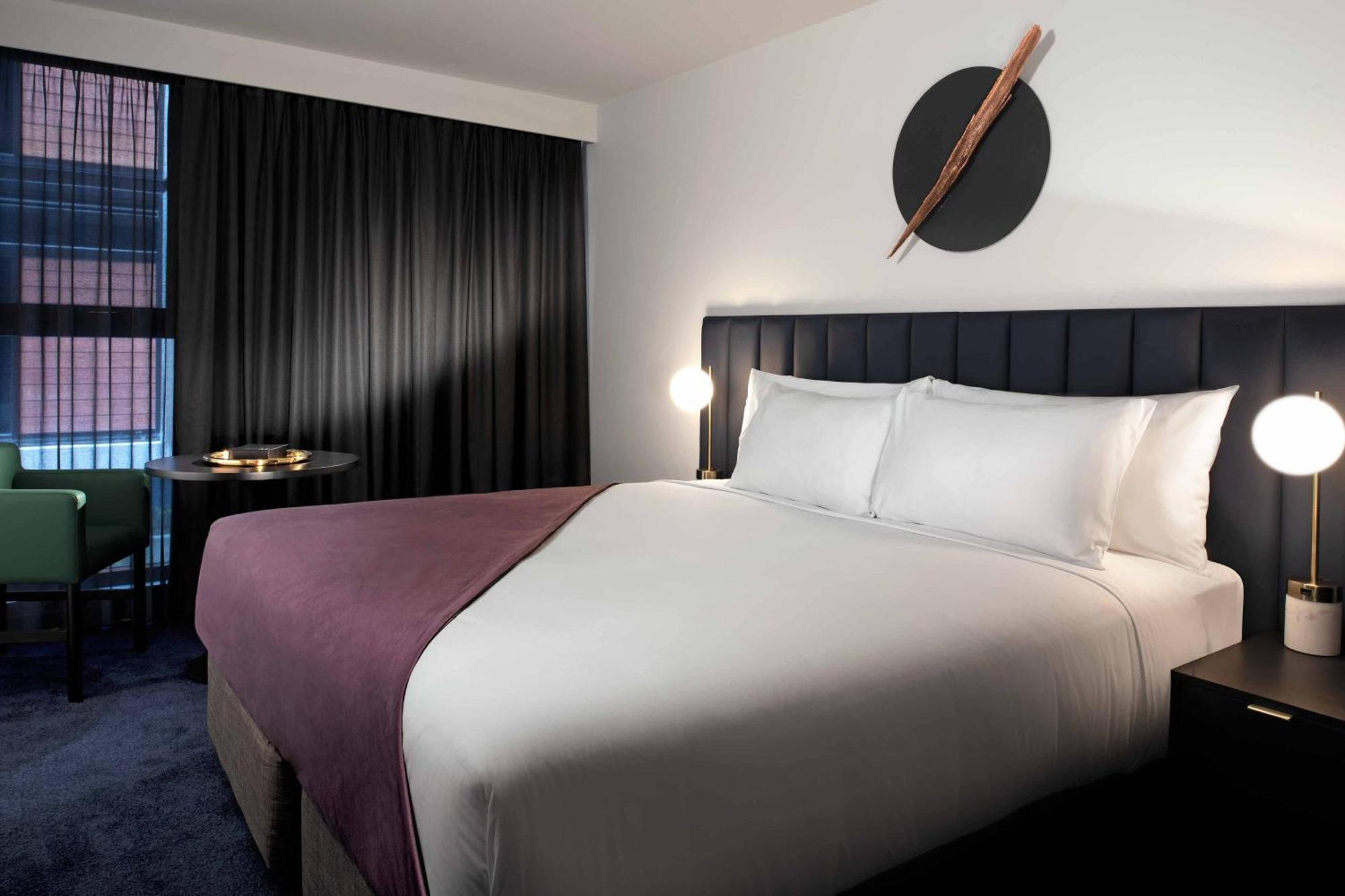 傲途格精选午夜酒店 堪培拉 外观 照片 A bedroom at the hotel