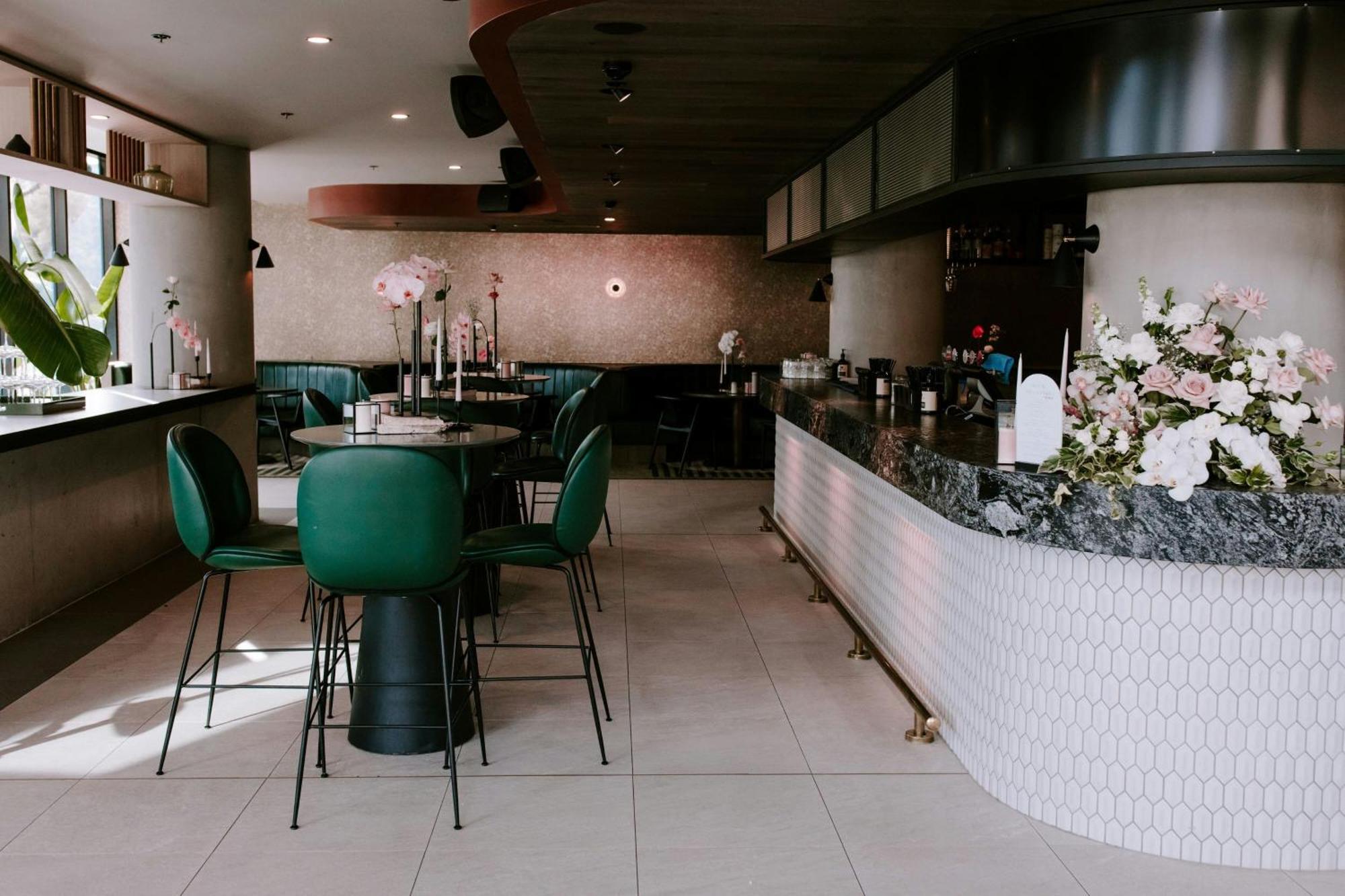 傲途格精选午夜酒店 堪培拉 外观 照片 The interior of the restaurant