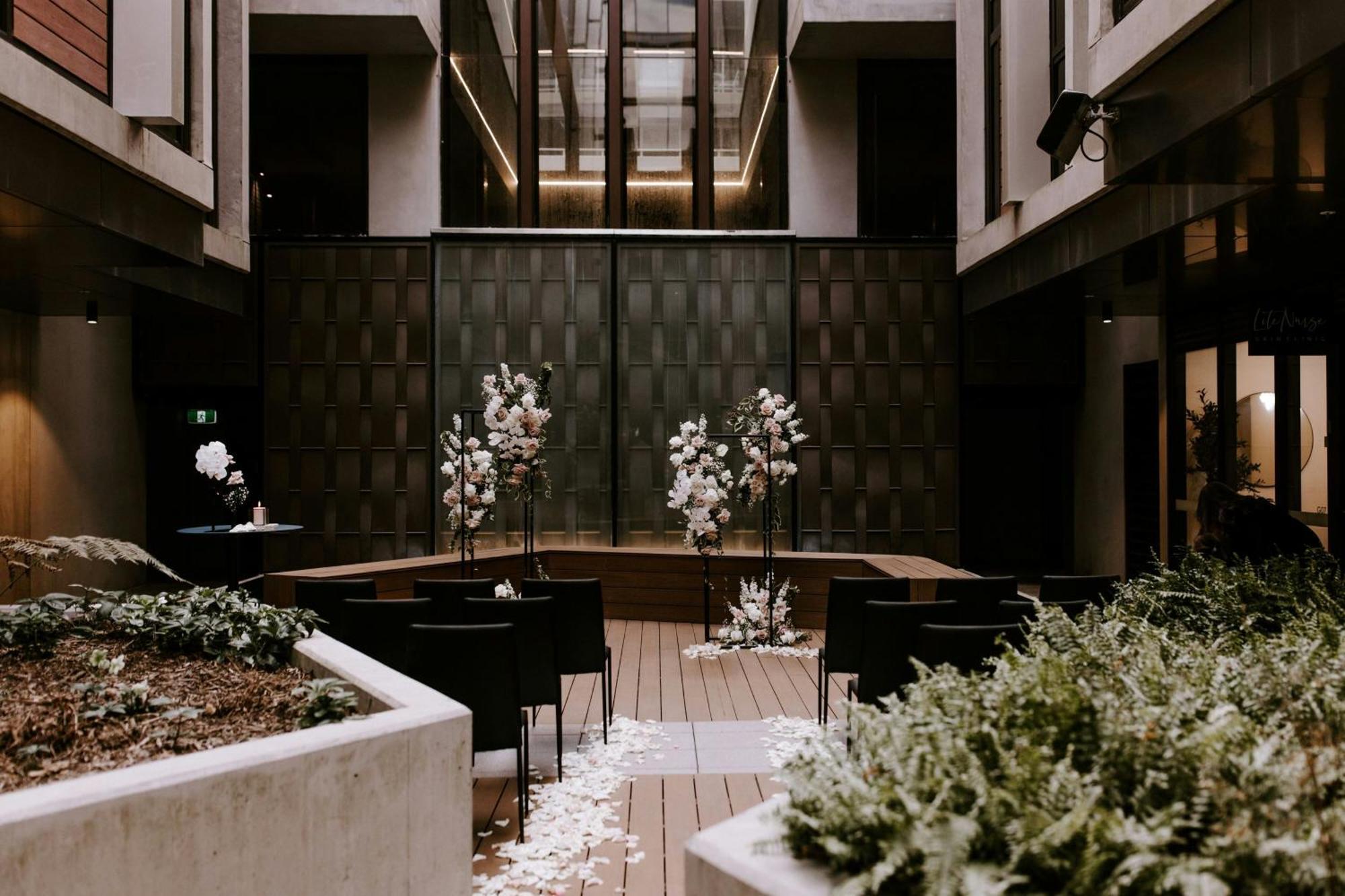 傲途格精选午夜酒店 堪培拉 外观 照片 The interior of the hotel