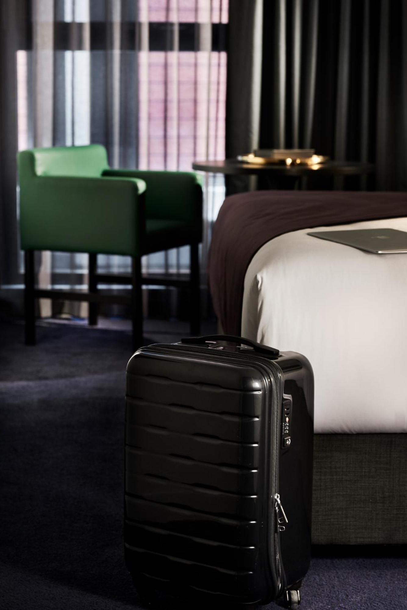 傲途格精选午夜酒店 堪培拉 外观 照片 A suitcase