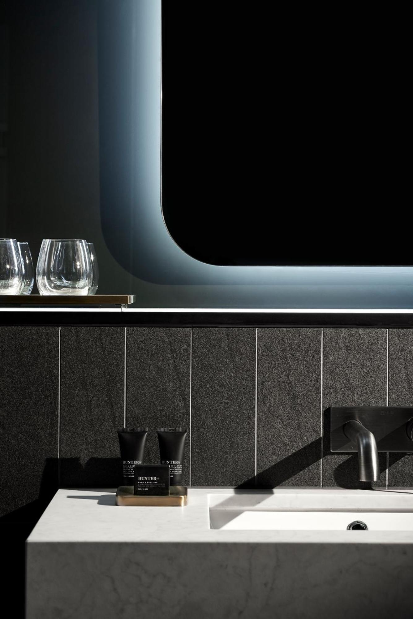 傲途格精选午夜酒店 堪培拉 外观 照片 A kitchen with a black granite countertop