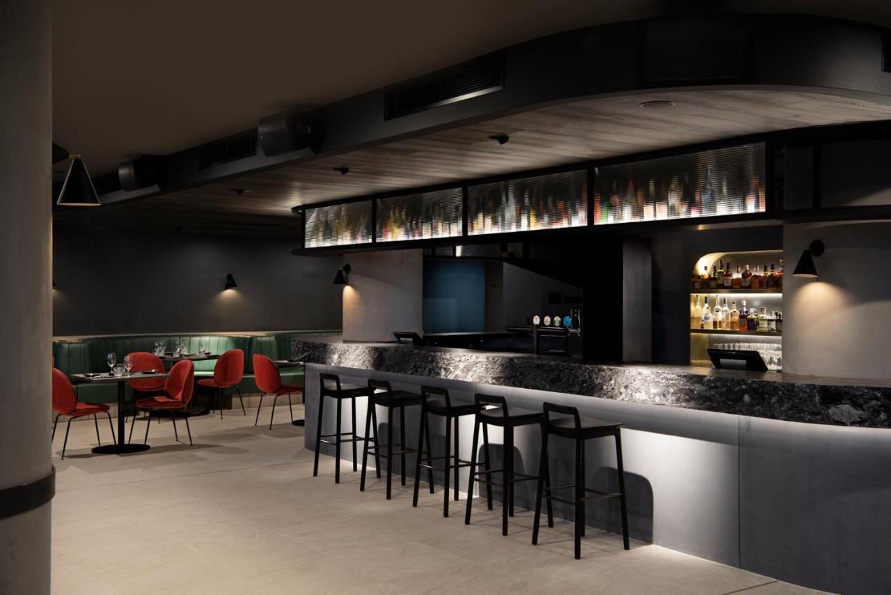 傲途格精选午夜酒店 堪培拉 外观 照片 The bar at the restaurant