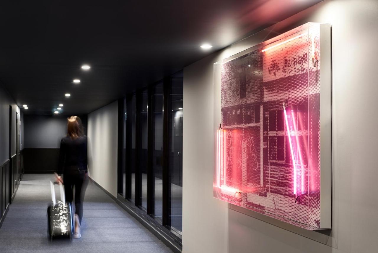 傲途格精选午夜酒店 堪培拉 外观 照片 Installation of the artwork "The Red Room" at the InterContinental London Park Lane
