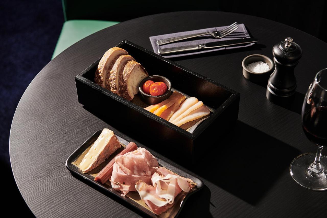 傲途格精选午夜酒店 堪培拉 外观 照片 A selection of cured meats and cheeses