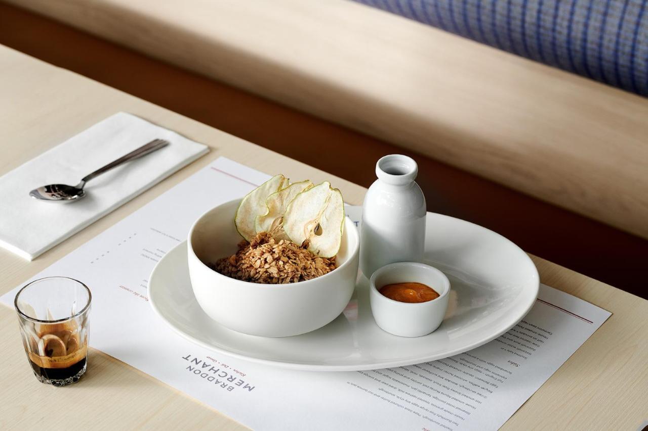 傲途格精选午夜酒店 堪培拉 外观 照片 A bowl of granola with milk and honey
