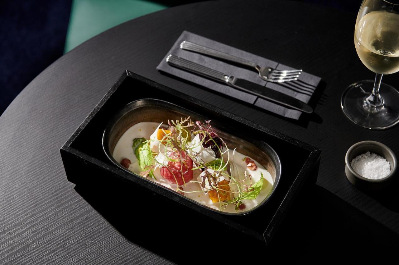 傲途格精选午夜酒店 堪培拉 外观 照片 A dish at the restaurant